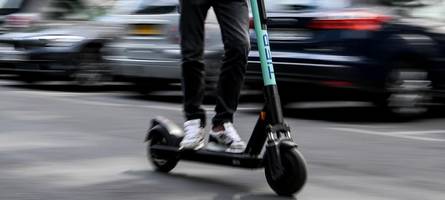 Autofahrerin übersieht E-Scooter: Es kommt zum Zusammenstoß
