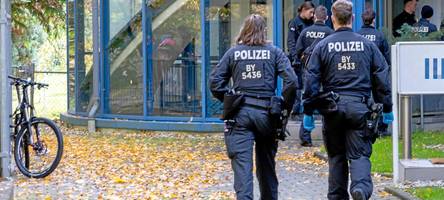 polizeieinsatz in göggingen: beamte durchsuchen wohnung