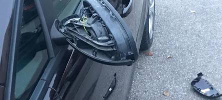 unbekannte reißen außenspiegel eines porsche-oldtimers ab