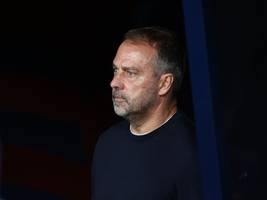FC Barcelona: Flick sieht den Clásico aus einer verglasten Box