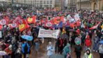 Demonstration: Rund 2.000 Menschen protestieren gegen Stadtbild-Äußerung