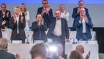 parteien: aiwanger bleibt freie-wähler-chef – sehr zufrieden