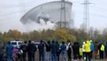 rückbau von atomkraftwerk: 30.000 schaulustige bei kühlturm-sprengung