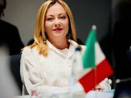 propaganda made in italy: melonis italien im bann der selbstgefälligkeit