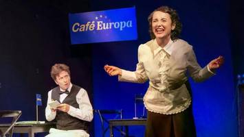 kleines theater: „im café europa“ werden alle über einen kamm geschoren