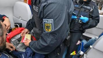 nach schlägerei: polizei filzt in harburg hunderte wolfsburg-fans
