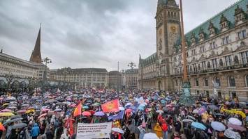 nach „stadtbild“-eklat: tausende bei demo in hamburg