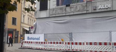 Warum gibt es eine große Baustelle um das Karstadt-Gebäude?