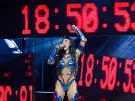 leute: rote rosen für den weltstar