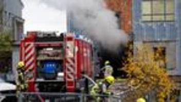 feuer: brand in lagerhalle – zusammenhang mit razzia?
