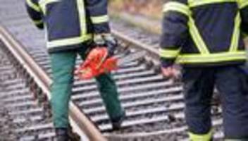 sturmtief joshua: baum umgestürzt – bahnstrecke leer-oldenburg gesperrt