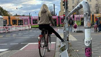 bitte warten: trittbretter an ampeln für radfahrer in prenzlauer berg