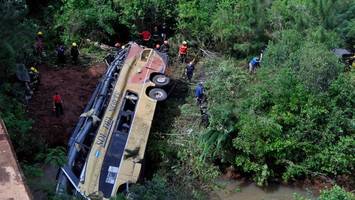 Von Brücke gestürzt: Reisebus verunglückt – mehrere Tote