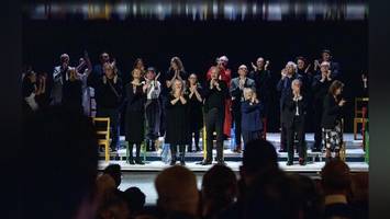 abschied im berliner ensemble: der könig ist tot, es lebe der könig!