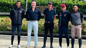 Flucht vor Monsun: Indonesischer Reitkader trainiert im Kreis Pinneberg