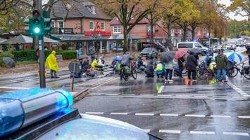 in gedenken an toten radfahrer: mahnwache auf regennasser fahrbahn