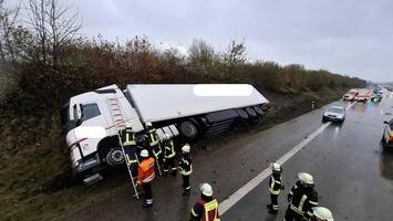 Lkw kollidiert auf der A1 mit Volkswagen – drei Verletzte
