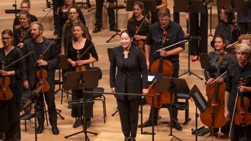 Philharmoniker in Elbphilharmonie: Kommt ein Taktstock geflogen