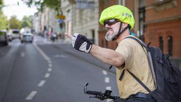 radfahrer attackiert hundebesitzer – einer landet im krankenhaus