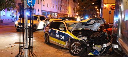 Unfall auf Einsatzfahrt: Totalschaden bei Streifenwagen und vier Verletzte