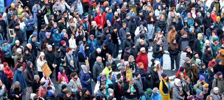 „Herz statt Merz“: Etwa 1000 Menschen demonstrieren gegen Stadtbild-Aussage des Kanzlers