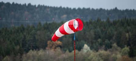 dwd warnt vor sturm in bayern: in diesen landkreisen gilt am sonntag eine sturmwarnung