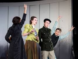 theater: frauen in der finsternis