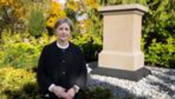 abschluss der arbeiten: gestaltung von helmut-kohl-grab beendet: ein denkmal im park