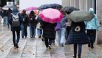DWD-Prognose: Stürmischer Wochenstart: Regen, Wind und ein Hauch Gewitter