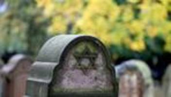 ermittlungen: grabsteine auf jüdischem friedhof umgeworfen