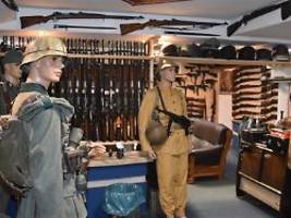 Razzia in NRW: Remscheider Waffenhändler hortete NS-Relikte im Keller