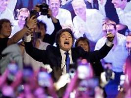 Überraschung bei Zwischenwahlen: Argentinier bescheren Milei deutlichen Wahlsieg