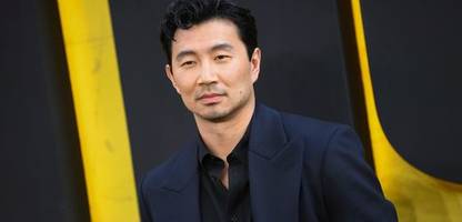 simu liu: »barbie«-star bekam bei dreharbeiten tritte ins gesicht