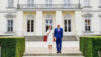 der bundespräsident zieht um – mit 14 gurkenschalen und einem redepult