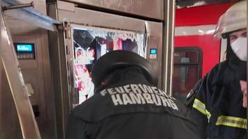 Mann bleibt im Snackautomaten stecken – erst Spezialgerät kann helfen