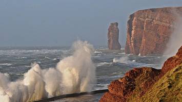 Stürmische Nordsee sorgt auf der Insel Helgoland für Abenteuerurlaub