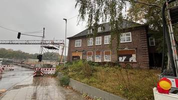 Einsames Haus an der A7: Backsteingebäude steht seit Jahren leer