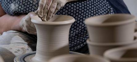 keramik bemalen oder töpfern: sieben orte zum kreativ werden in augsburg