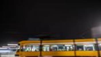 dresden: mann in straßenbahn mit messer verletzt - zwei festnahmen