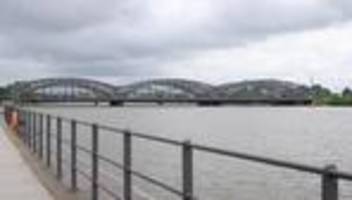 elbquerung: schiff rammt freihafenelbbrücke – bauwerk gesperrt