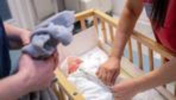 Geburtshelfer: Fast die Hälfte aller Hebammen kann sich Ausstieg aus Beruf vorstellen