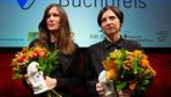 literatur: zwei buchpreis-gewinnerinnen und hape kerkelings schutzwall
