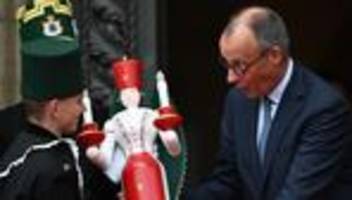 Länderreise des Kanzlers: Merz lobt Sachsen – Finanzierung von Verkehrswegen offen