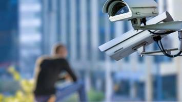 KI verwechselt Chipstüte mit Pistole – Polizei nimmt Schüler fest