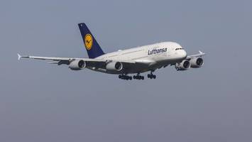 mann stach auf lufthansa-flug mit gabel auf jugendliche ein