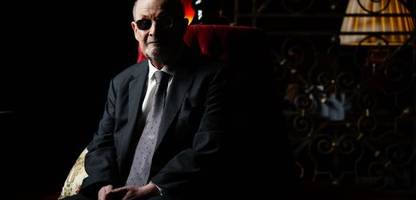 salman rushdie: weltbekannter autor kämpft bis heute mit folgen des attentats