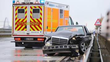 A23 bei Itzehoe gesperrt: Mercedes kollidiert mit Wohnmobil