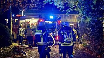 Fenster zerbarsten: Zwei Menschen retten sich aus brennendem Zimmer