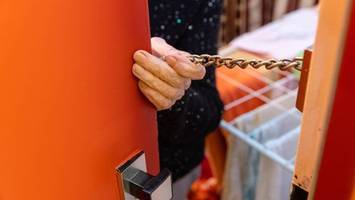 Fünf falsche Polizisten nehmen Mann (83) Waffen und Bargeld ab