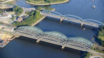 Binnenschiff kollidiert mit Freihafenelbbrücke – Vollsperrung